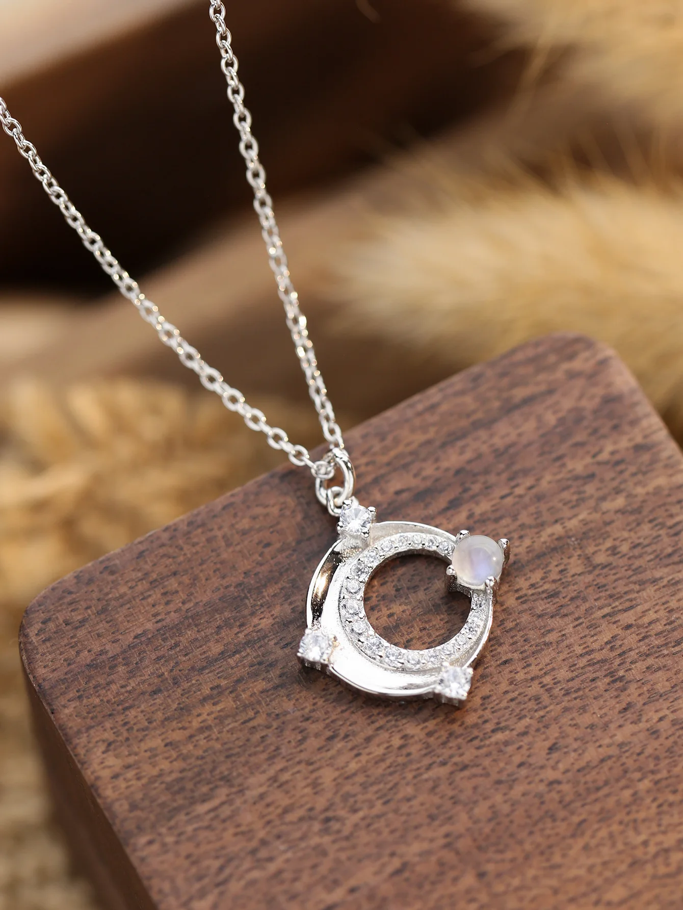 

2023 Hot selling S925 Sterling Silver O-shaped Hollow Moonlight Stone Pendant Necklace with Female Minority Design Sense Jewelry