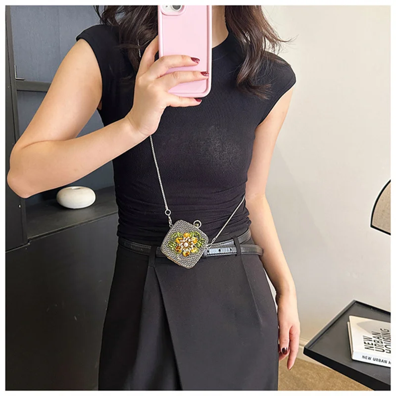 Fashion Rhinestone Metal Flower Hollow Out Elegant Cell Phone Mini Crossbody Bag Men Cute Elegant Chain One Shoulde Bag