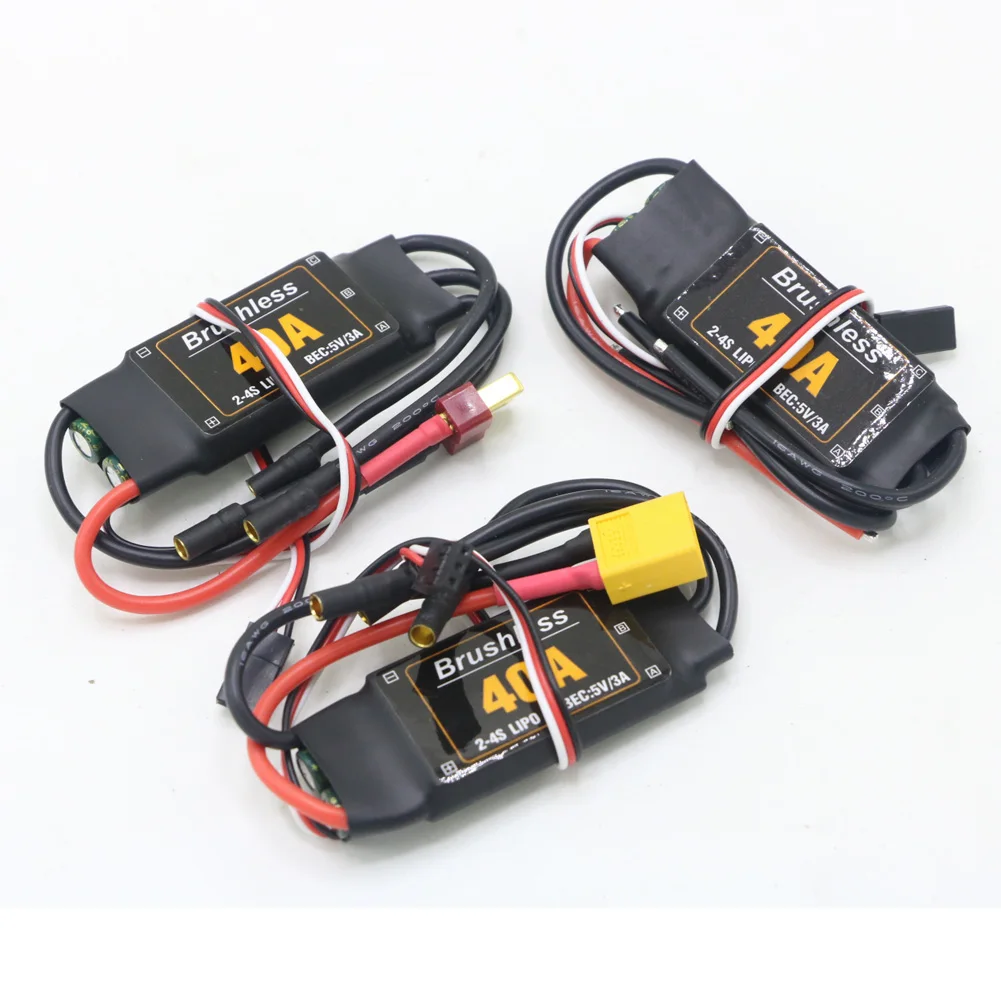 Vue de dessus du ESC Brushless 40A 2-4S BEC 5V/3A, composants électroniques et soudures apparents.