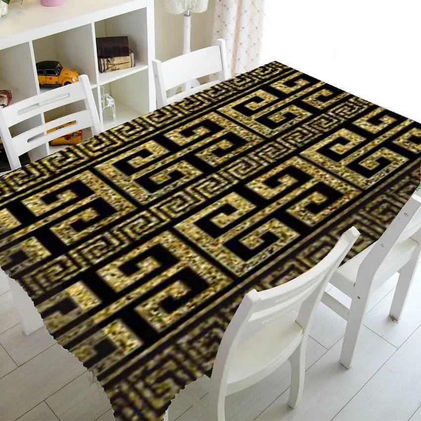 Nappe grecque noire et dorée en mosaïque de méandres
