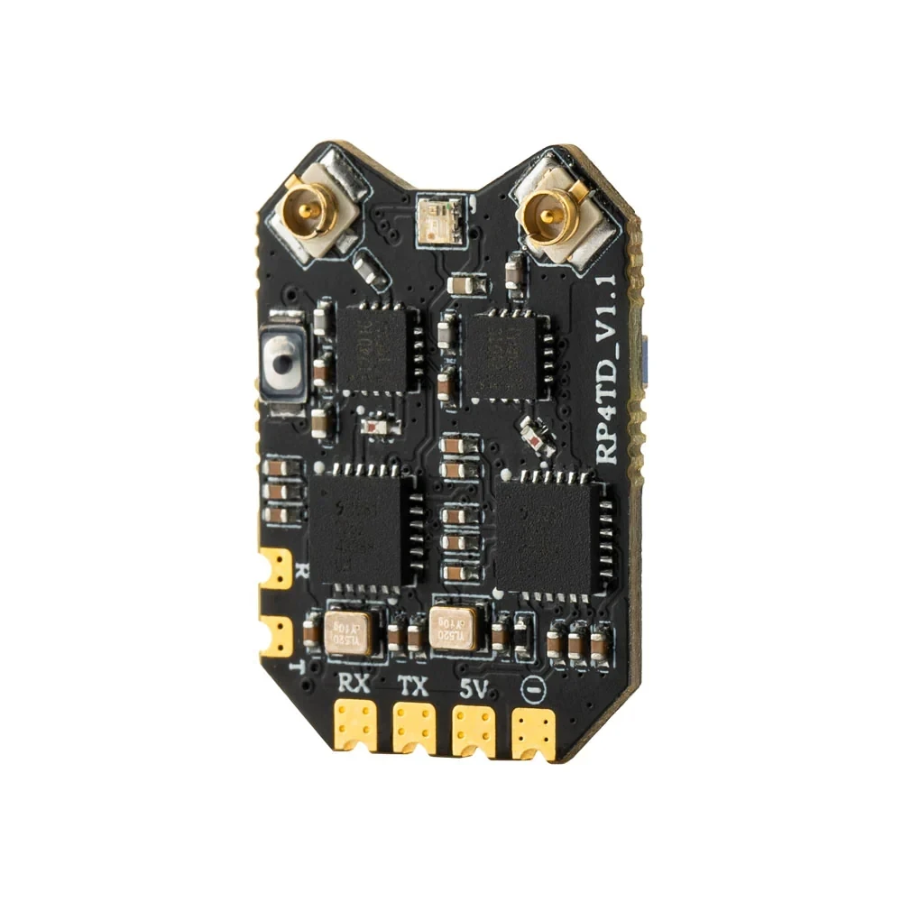 Récepteur diversité RP4TD ExpressLRS 2.4GHz installé sur un drone, avec câbles et antennes connectés pour une liaison radio fiable.