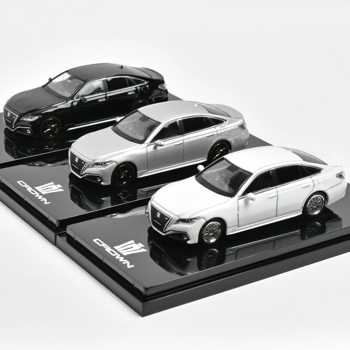 HJ 1/64 トヨタ クラウン HYBRID2.5RSリミテッド(カスタム品) HJ 1/64 トヨタ クラウン HYBRID2.5RSリミテッド(カスタム品