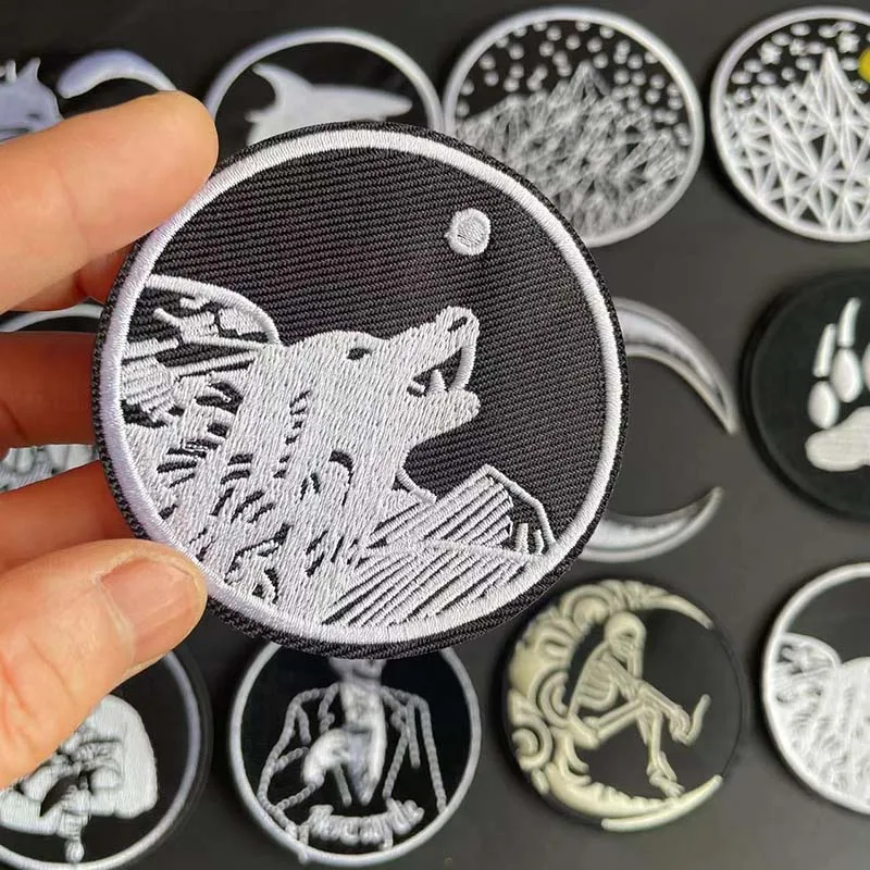 10 Stück/schwarze Stoff applikation runde Abzeichen Kleider aufkleber, Wolf, Pinguin, Bergs tickerei Eisen auf Patches für Kleidung, Rucksack – Detail 5
