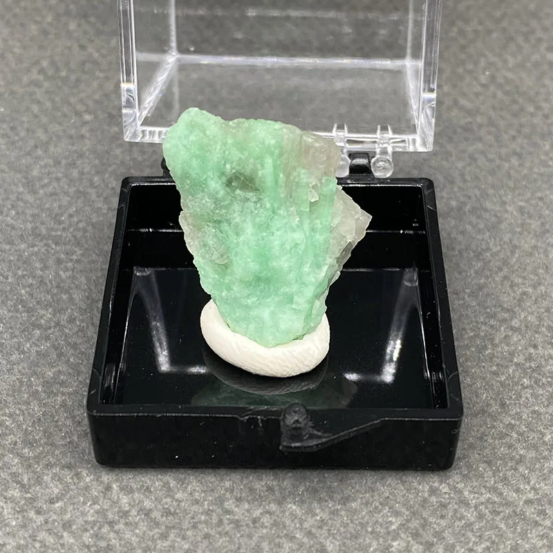 100%  Natural Emerald Mineral Specimens Stones and Crystals Healing Crystal   +Box size:35*35*35 mm