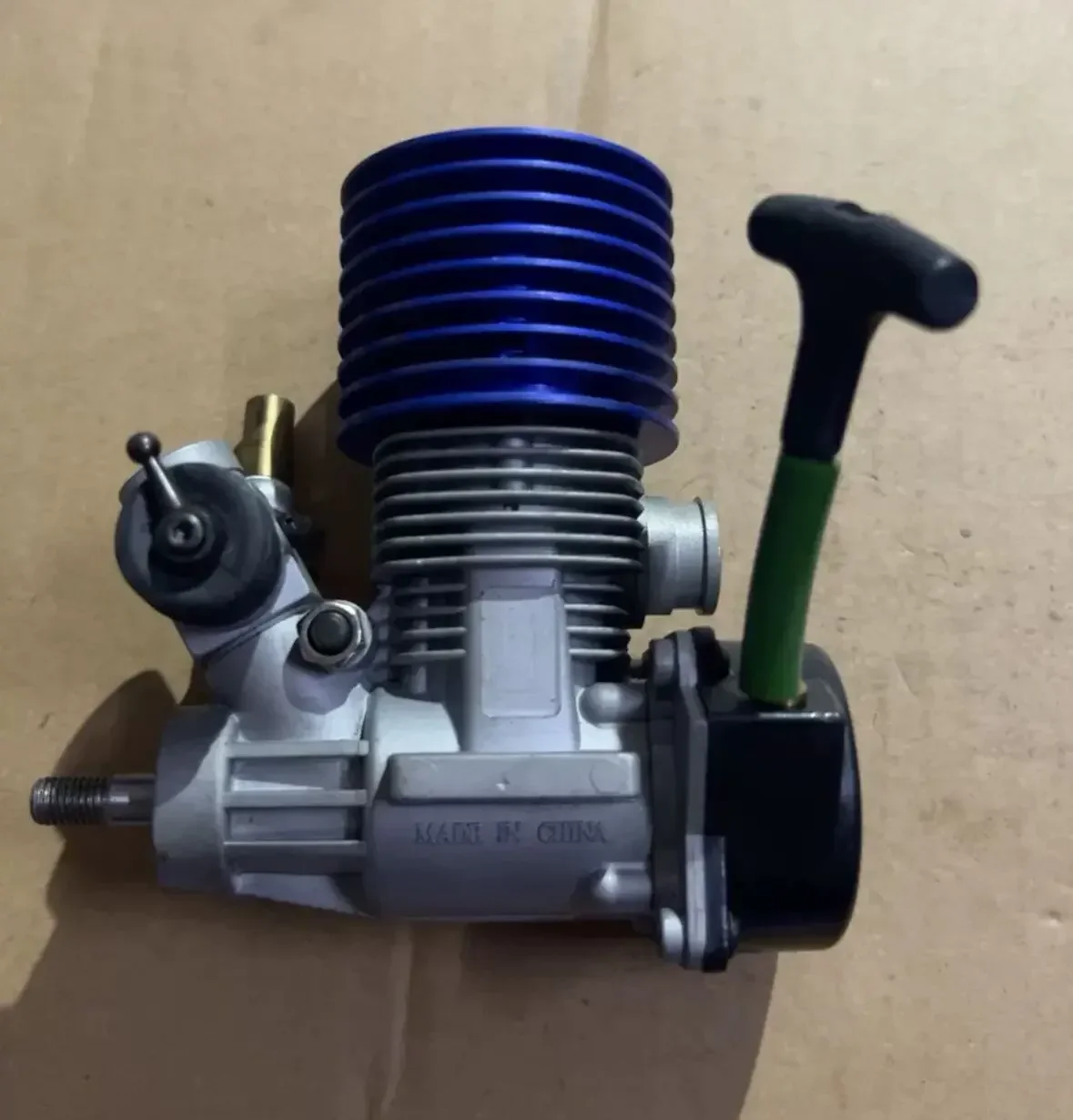Moteur Nitro 3.48cc SH21 pour Voiture RC 1/8 - Performances et Fiabilité, vue arrière avec le collecteur d'échappement.
