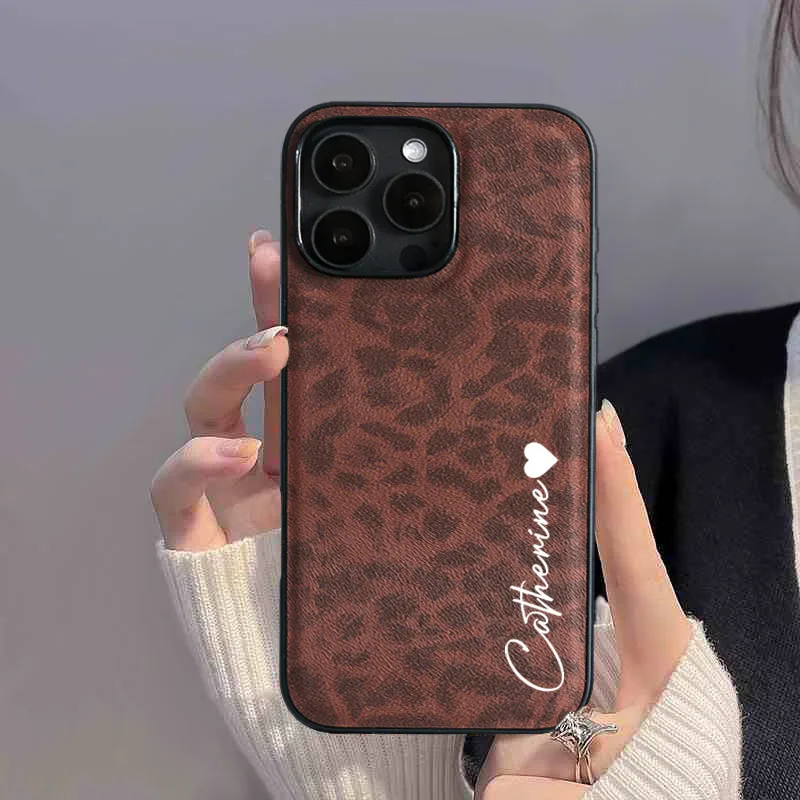 Capa Personalizada com Nome Estampa Leopardo - Couro Macio de Luxo para iPhone