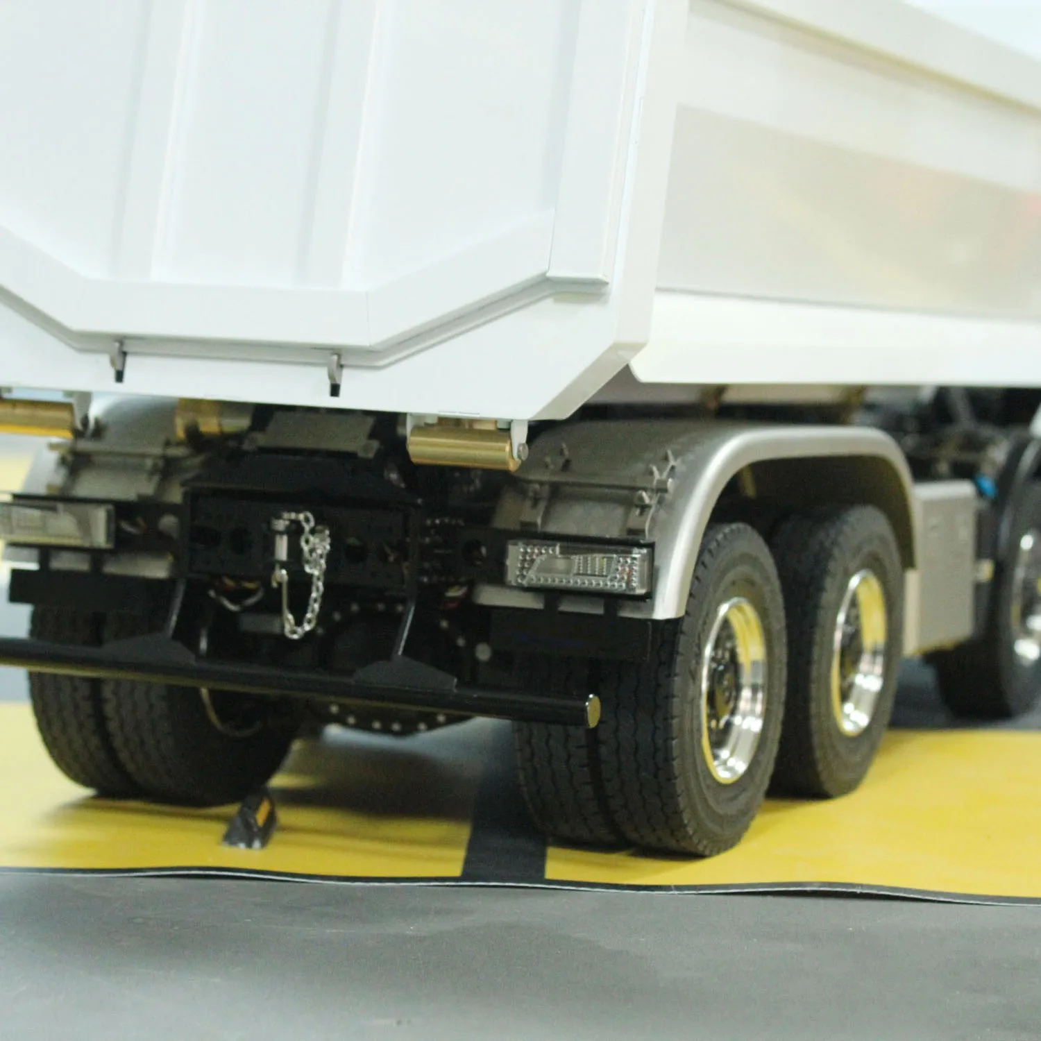 Metal 1/14 8x8 RC Hydraulic Dumper Truck Radio Control Full Tipper Sound Light 3-speed Transmission Differential Lock Axles Toy 5
