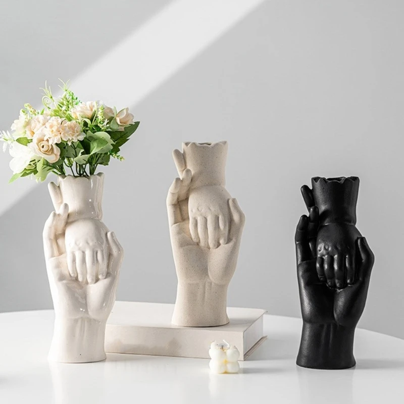 Hände formen einzigartige Blumentopfform mit Silikonstruktur, perfekt für die Herstellung von Bastelvasen