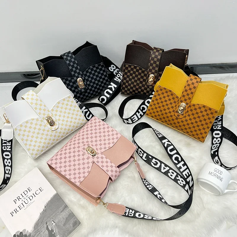 

Korean version of fashionable, simple, and atmospheric one shoulder small square bag with printed pattern diagonal bucket bag