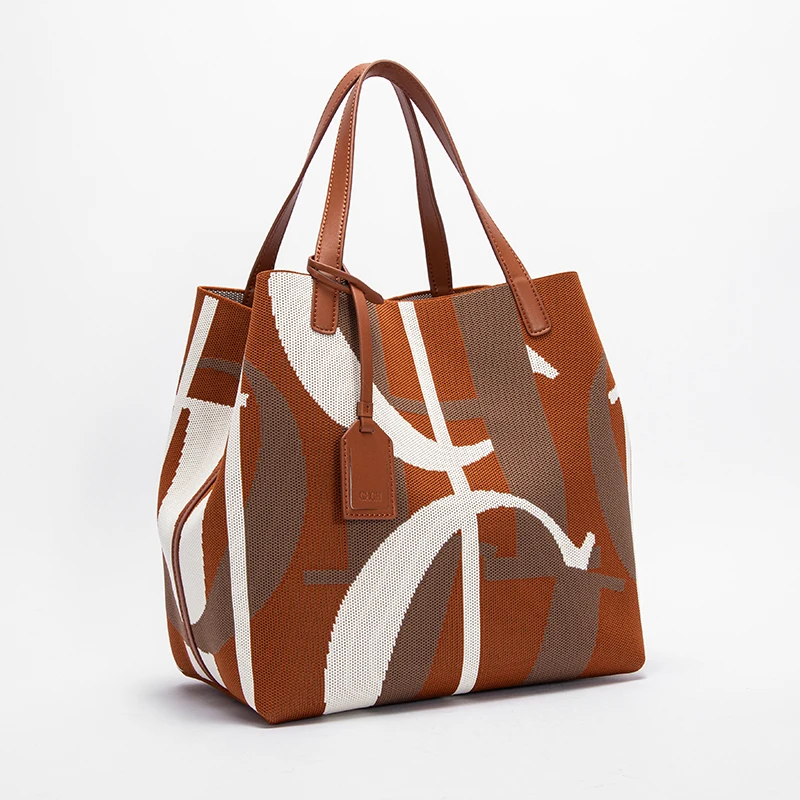 تتوفر حقائب يد نسائية ذات سعة كبيرة، بتصاميم متعدد...