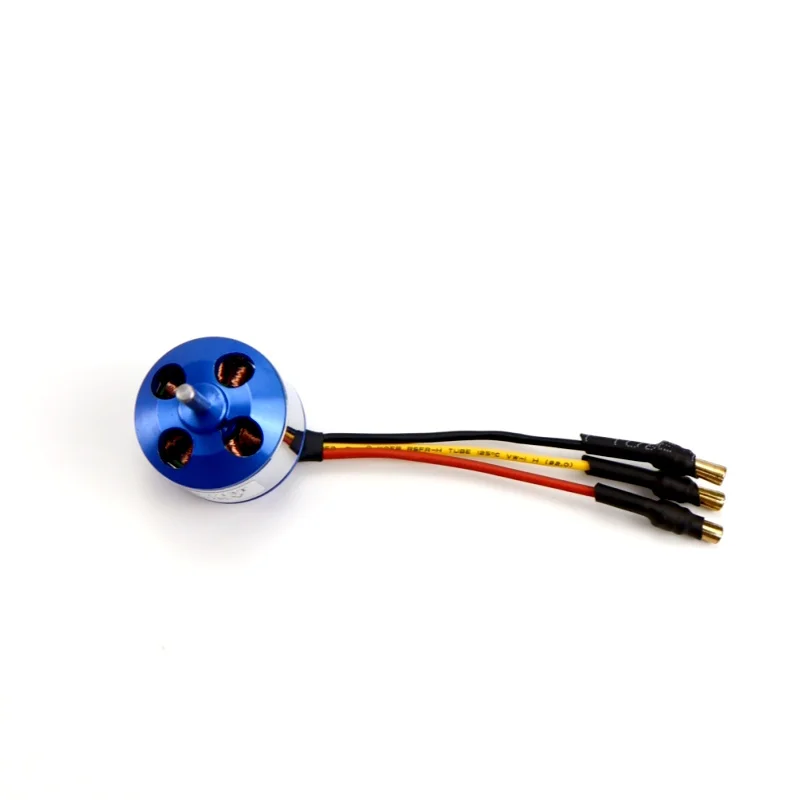 Moteur Brushless A2212 installé sur un bras de drone, avec câbles de connexion, prêt pour l'avion RC.