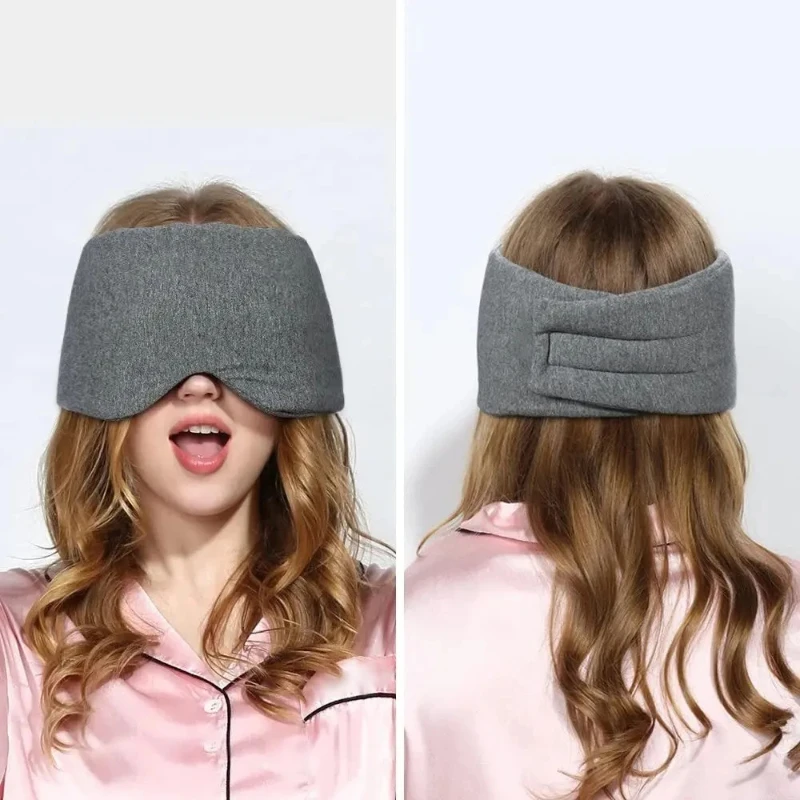 Masque réutilisable en tissu gris anti-lumière porté par un enfant, illustrant la taille adaptée et le design doux pour la peau.