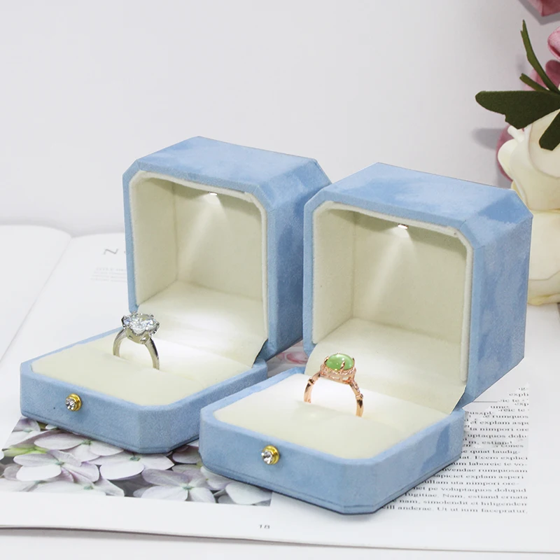 

Creative Faux Fur LED Lights Luminous Ring Box for Propose Engagement Wedding Jewellery Display Hot