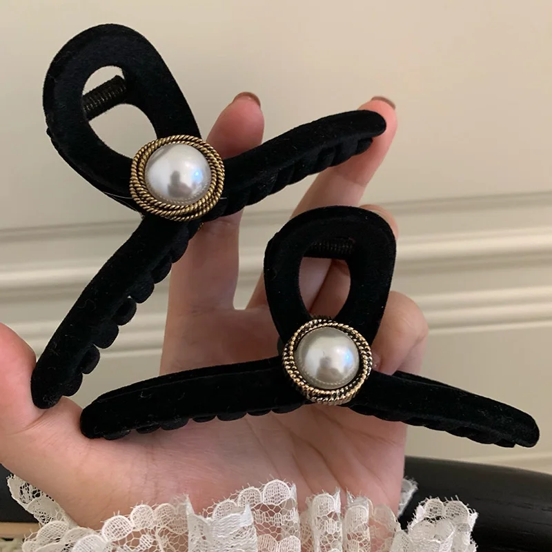 Dincior Vintage Female Black Velvet Big Pearl Grab Hair Clip
