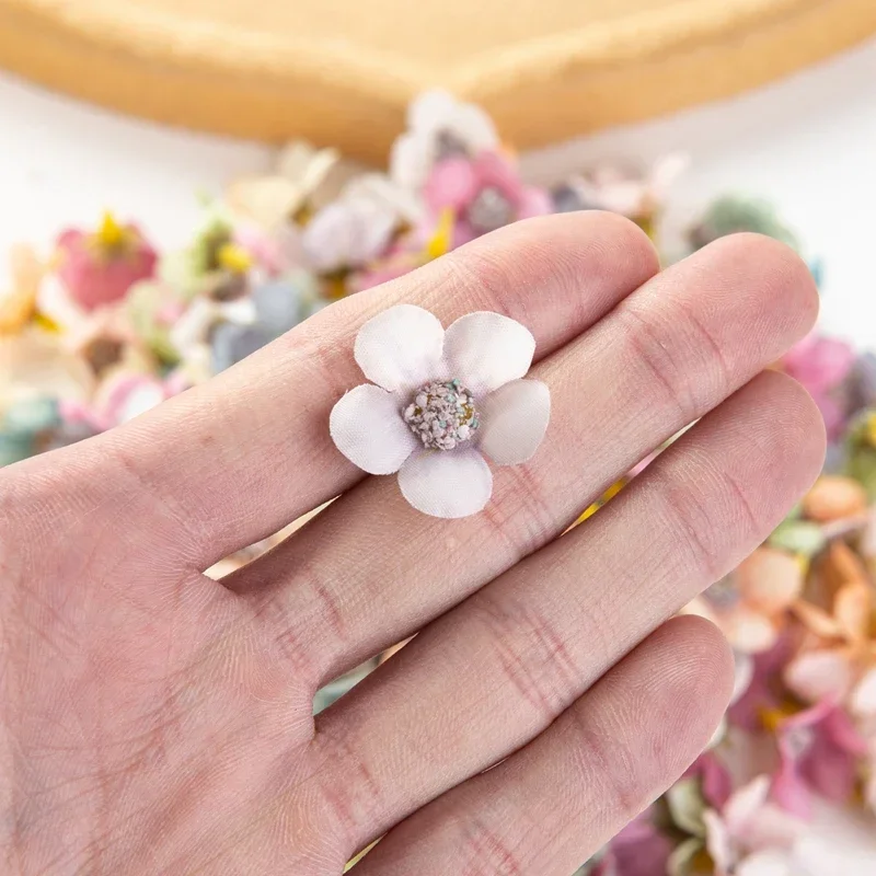 100/200PCS 인공 꽃 Diy 사탕 상자 웨딩 파티 홈 룸 장식 수제 축제 화환 실크 미니 데이지 DIY 선물