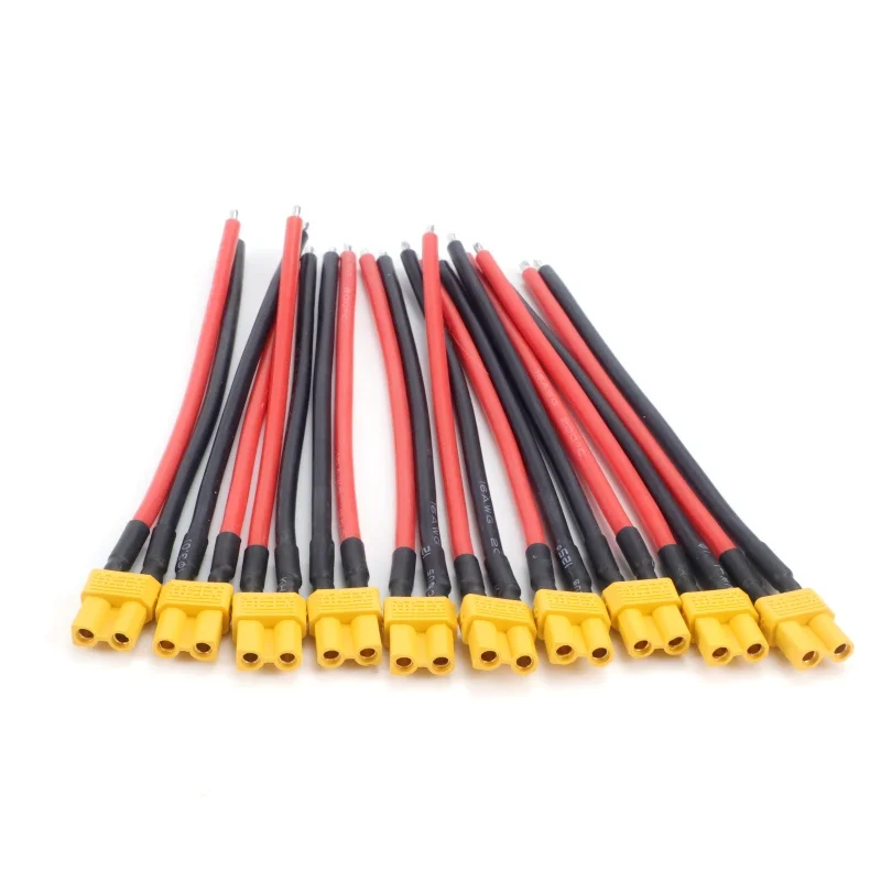 Gros plan sur un connecteur XT30 mâle avec broches dorées, idéal pour drone FPV.