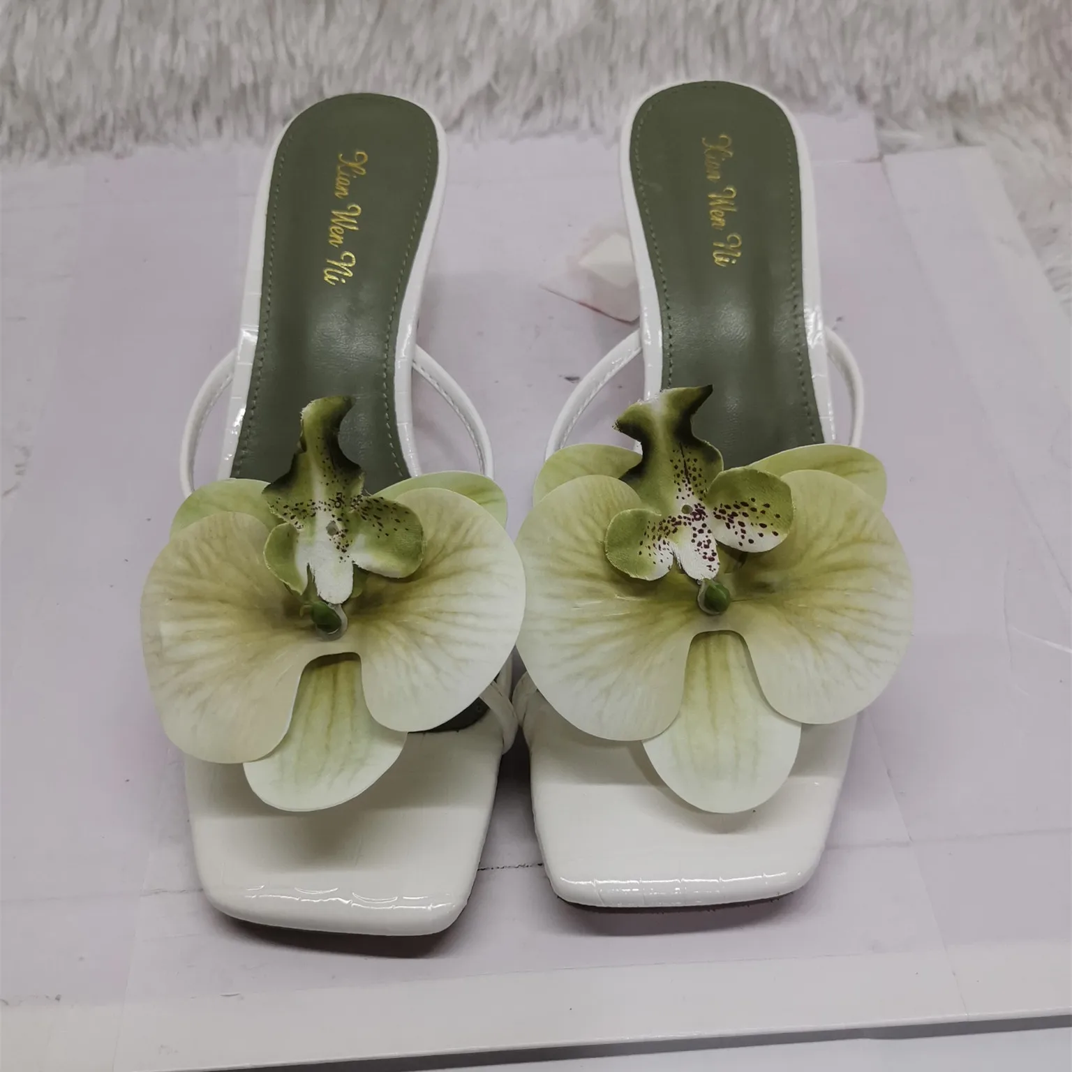 Mariposa orquídea flores decoración vestido de mujer tacones altos