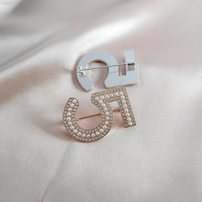 Klassische Strass Nummer 5, Kristall Perle Brosche Pins Mode Geometrie Broschen Luxus Schmuck Für Frauen Unisex Anstecknadeln – Detail 4