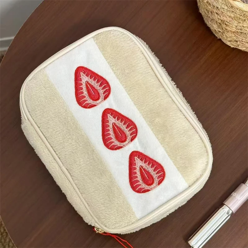 1pcs 귀여운 수 놓은 딸기 연필 케이스 휴대용 편지지 펜 상자 다기능 대용량 메이크업 가방 보관 가방