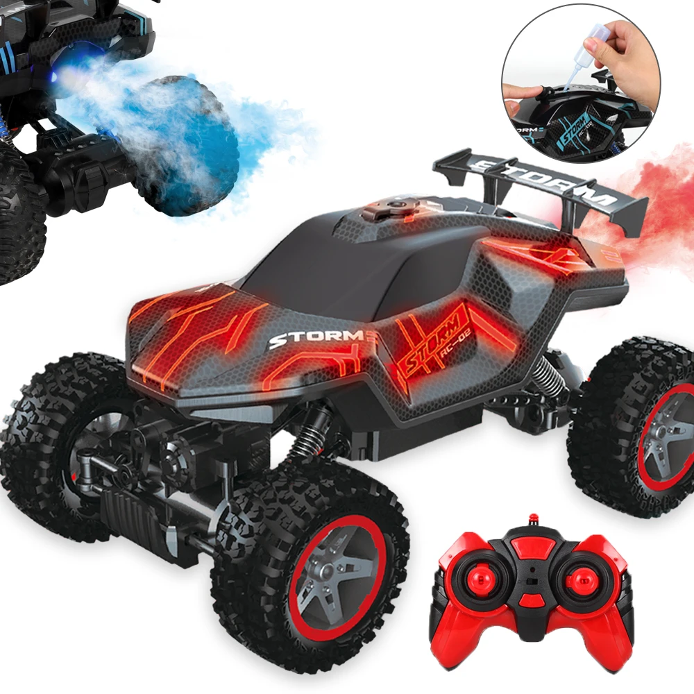 Voiture RC tout-terrain avec gyroscope en action sur un terrain boueux, soulevant des éclaboussures.