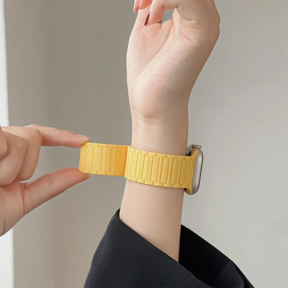 Magnetic Silicone Strap for Smartwatches - Stylish and Durable Design