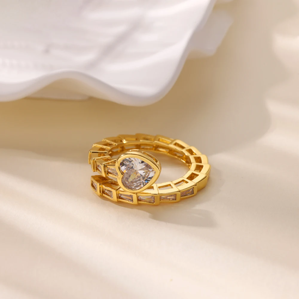 Anello statement elegante con cuore in zircone e serpente_voghion.com