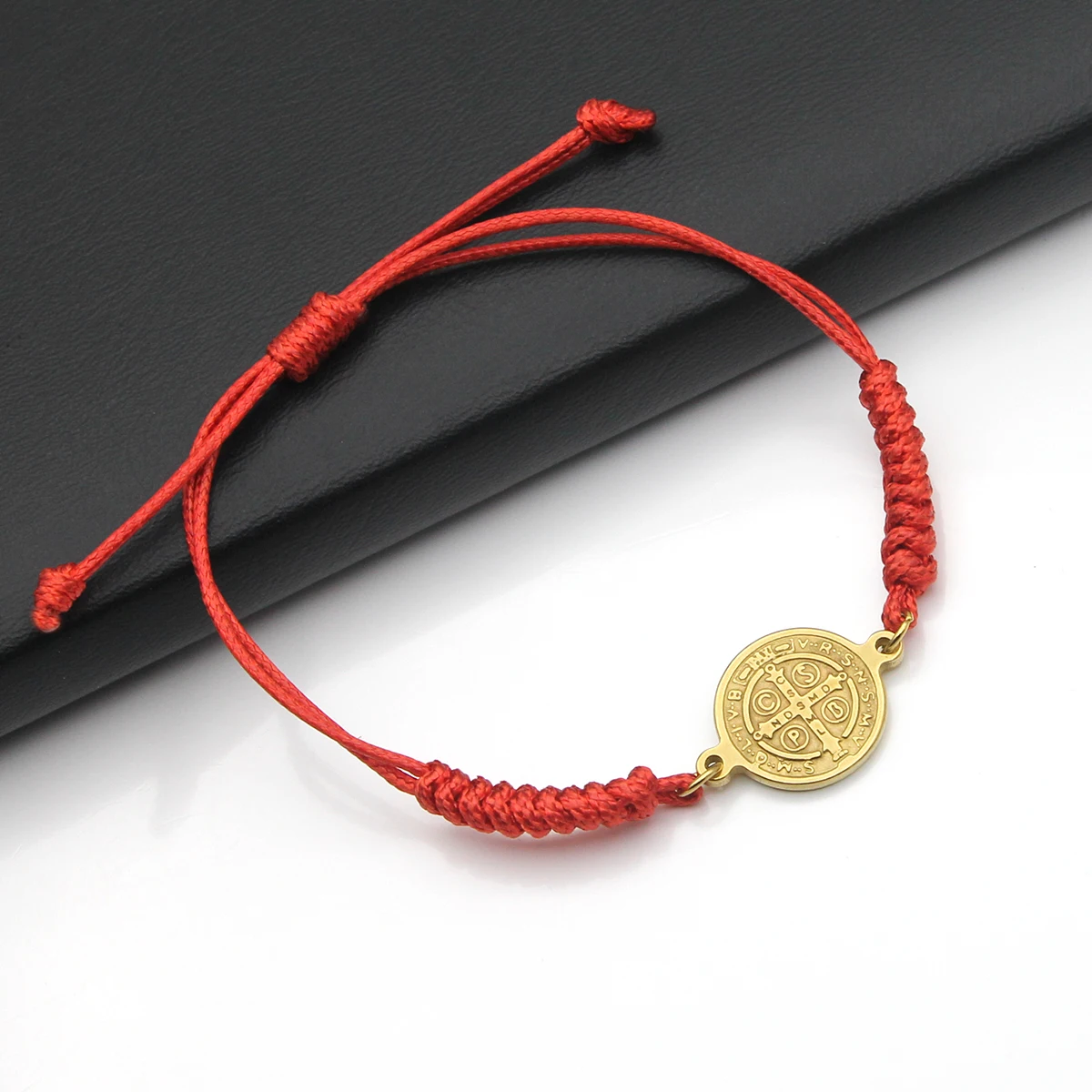 Katholischer religiöser Glaube St. Benedikt Kreuz Edelstahl Armbänder manuelle chinesische Knoten Armbänder Männer verstellbar Schmuck Geschenk