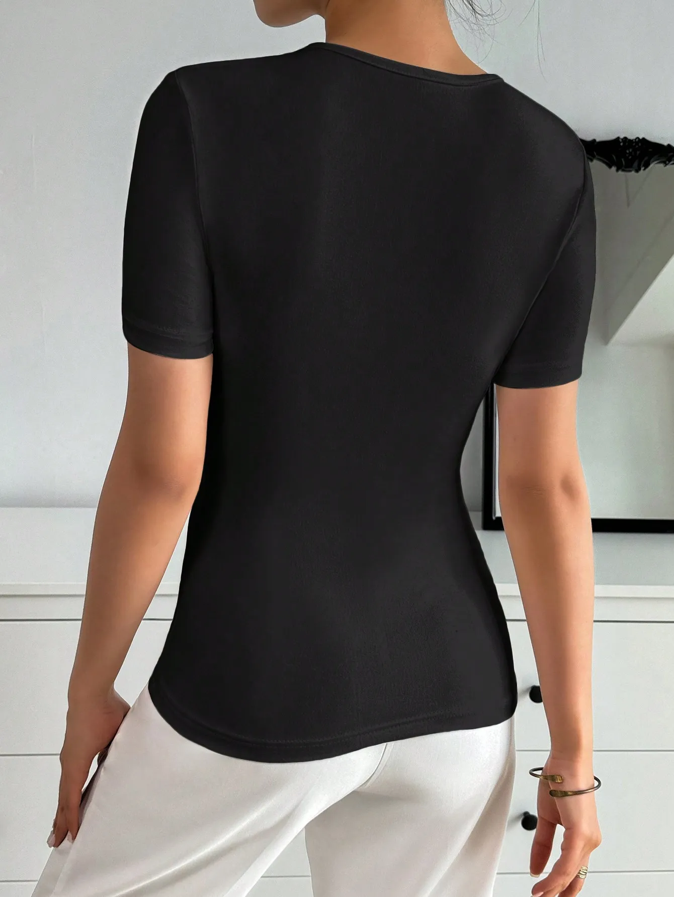 بلوزة صيفية ب مشبك معدني