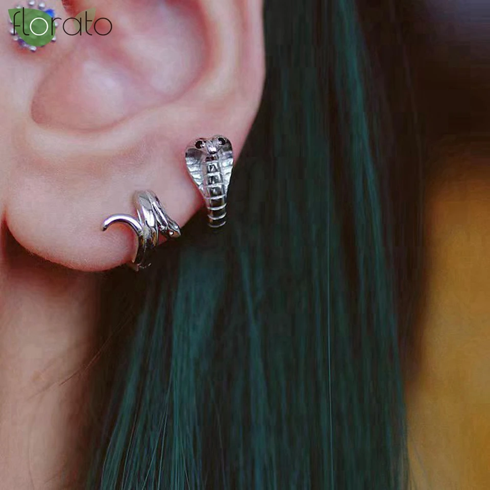 Orecchini a forma di serpente in argento dorato con strass
