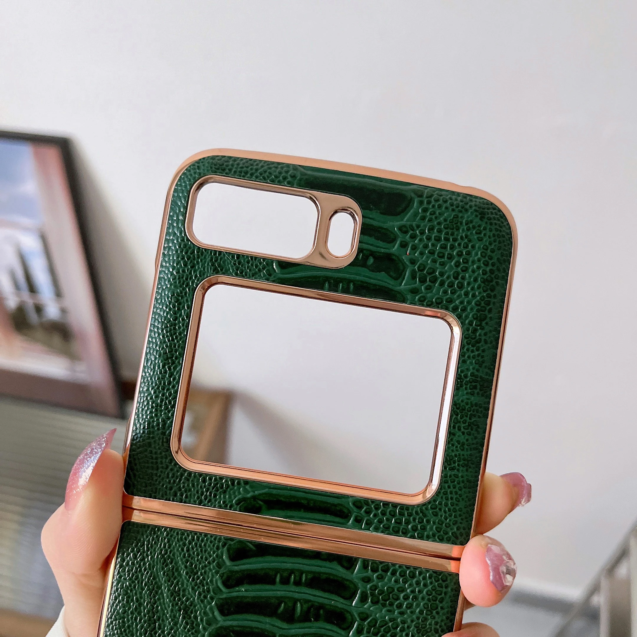 Retro Genuine Cowhide Leather Phone Case for MOTOROLA MOTO RAZR 2022 Vintage Classic Ostrich Foot Texture Glossy Armor Cover