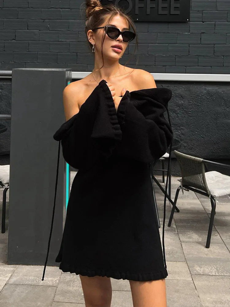 

Обтягивающее трикотажное мини-платье с открытой спиной, круглым вырезом и длинным рукавом