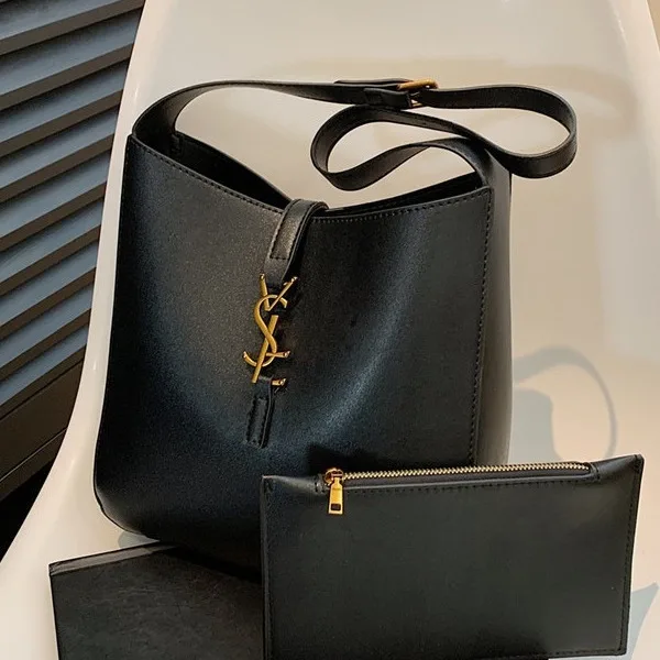 حقيبة كتف من الجلد خفيفة الوزن