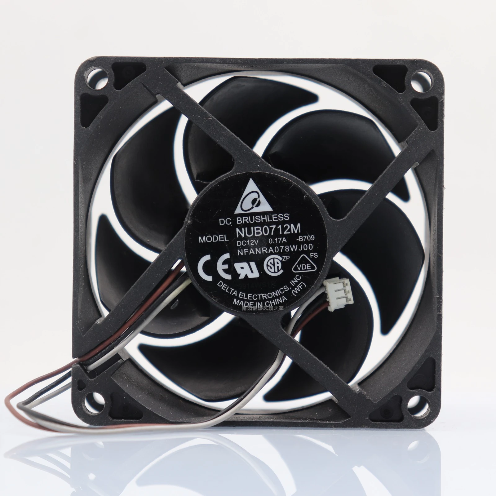 

Вентилятор охлаждения NUB0712M DC12V 0.17A 7025 70 мм * 70 мм * 25 мм