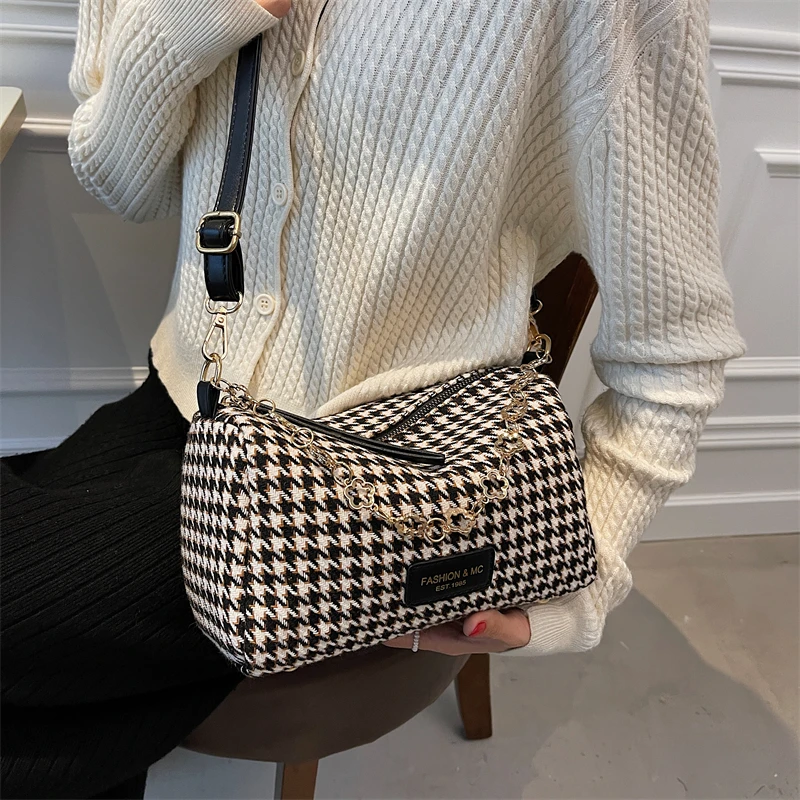 Small shoulder bag - Black/Dogtooth-patterned - Ladies