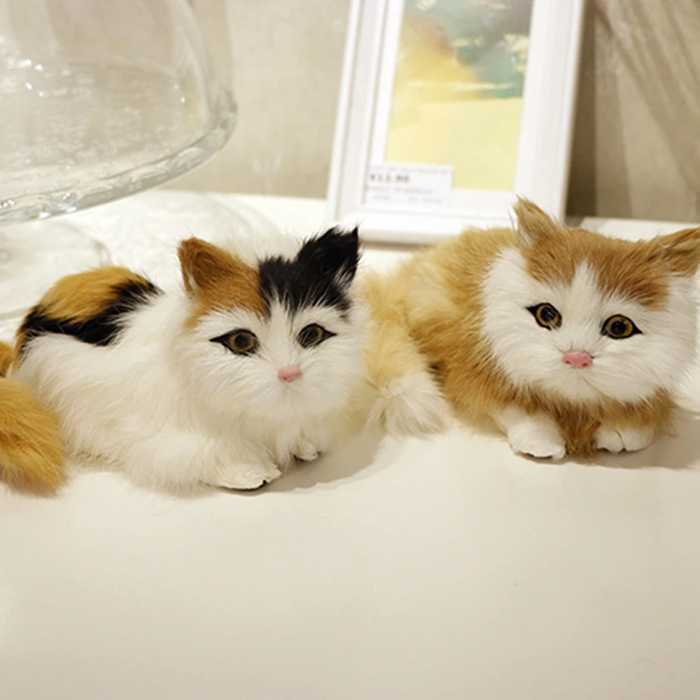 Uma linda garota usando tiara de orelha de gato brincando com seu gato de  estimação