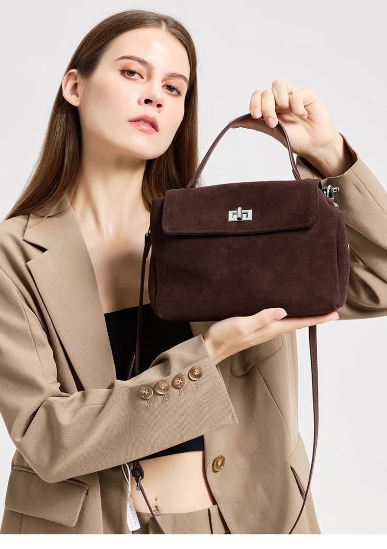 Moderne, urban-schicke Mini-Trinktasche aus echtem Leder für die Herbstmode der Damen.