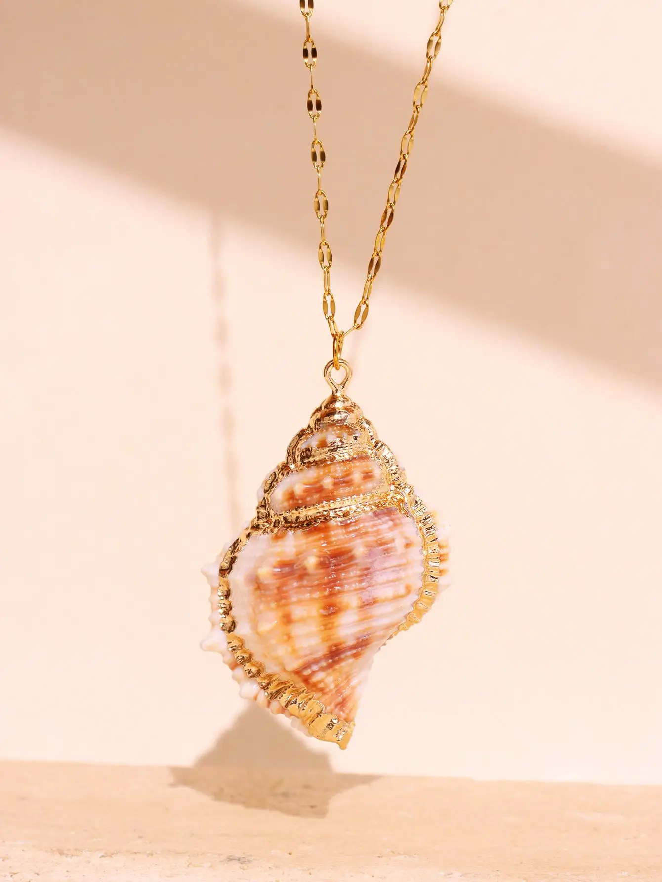 Side view of pendant