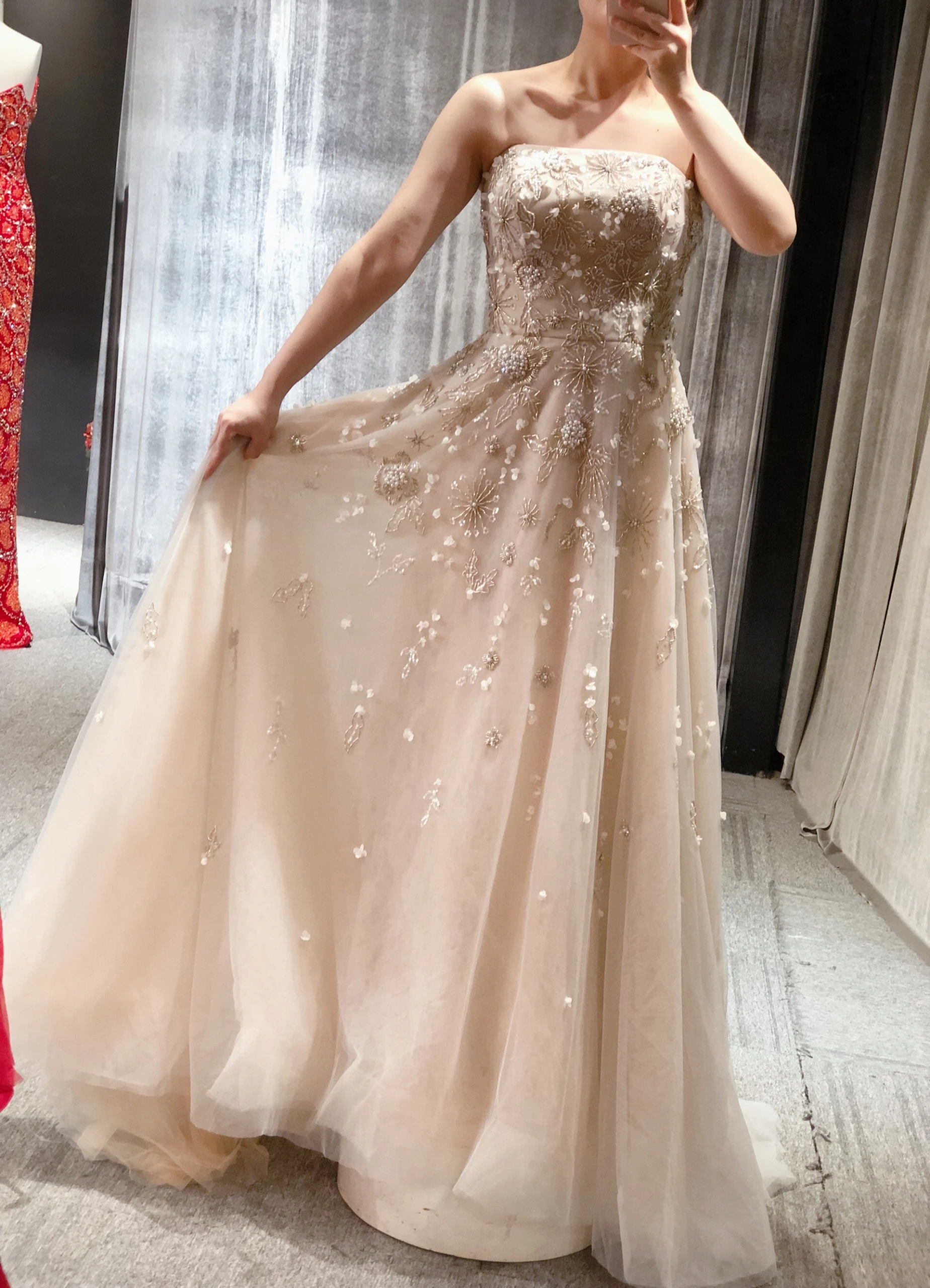 Рисунок 2 - Вечернее платье цвета шампанского