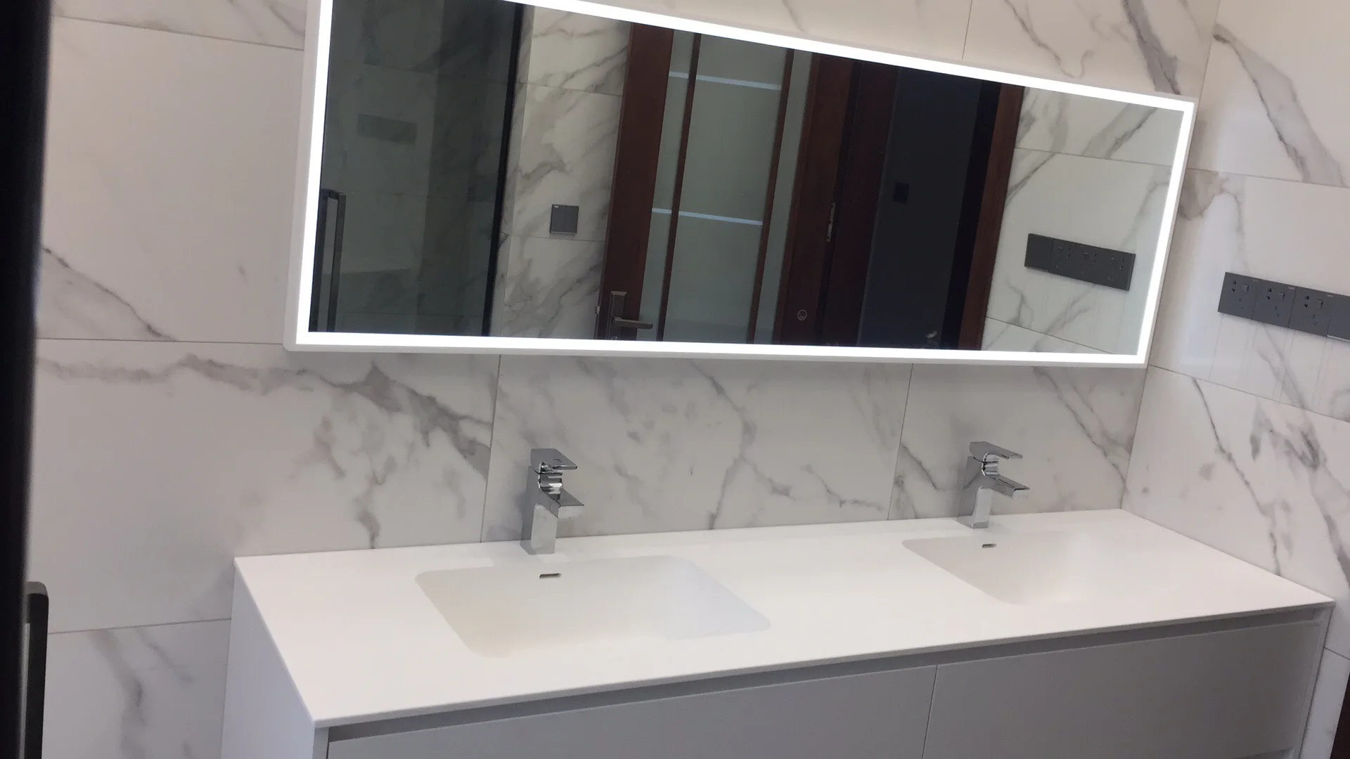 2000mm Bathroom Furniture Corian Basin Oka Wood Cabinet Light Mirror Custom-Made Comb Vanity 009A