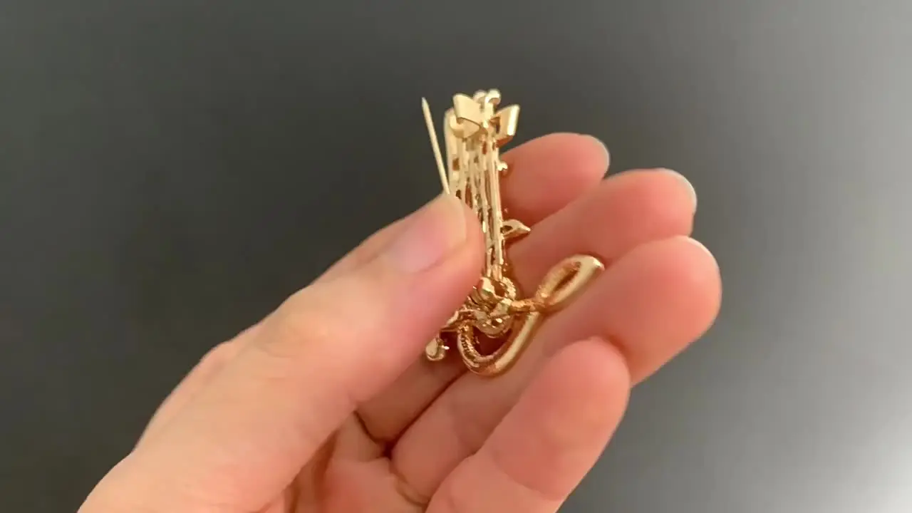 Музыкальная брошь с кристаллами