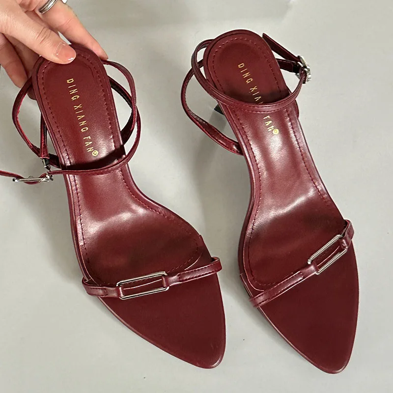 Sandalias de tacón alto con punta afilada adornadas con strass
