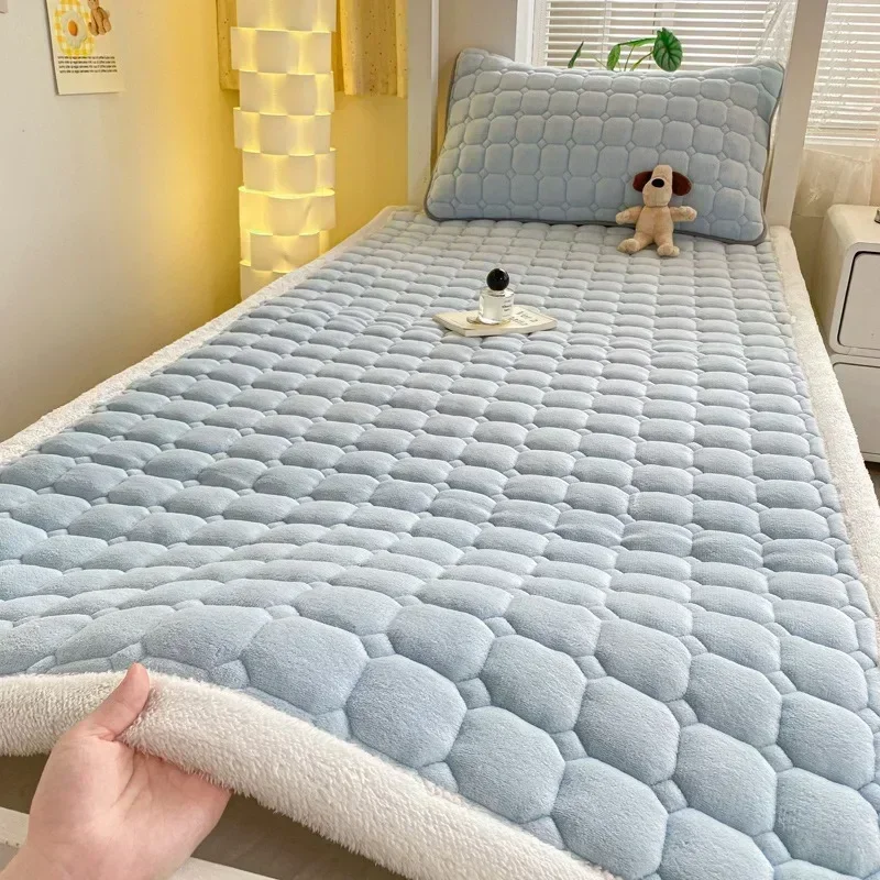 Winter warm velvet mattress toppers dormitory bedspread fold tatami thin mat non-slip mattress cover queen bed sheets bed cover