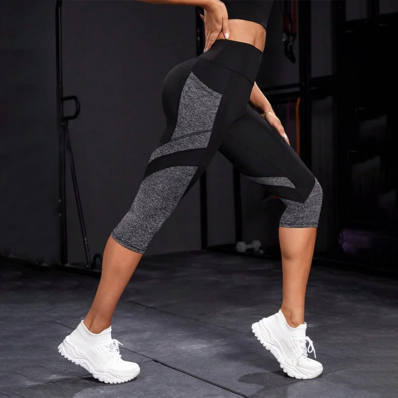 Colorblocked High Waist Yoga Pants Capri Leggings with Pockets for Women Tummy Control Workout Capri Leggings for Women 2