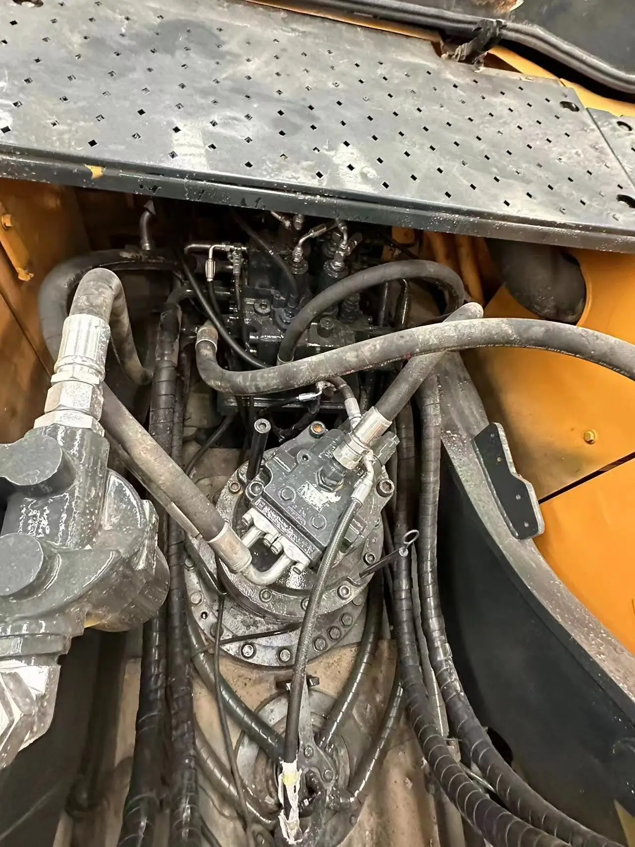 Рисунок 3 - Экскаватор на гусеничном ходу Hyundai
