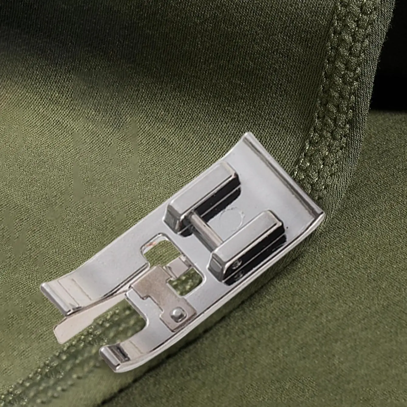 Meccanismo Complesso Di Una Macchina Per Cucire Del Overlock Industriale Uso Professionale Un Umore Leggero Tonificato Scuro Image155529723