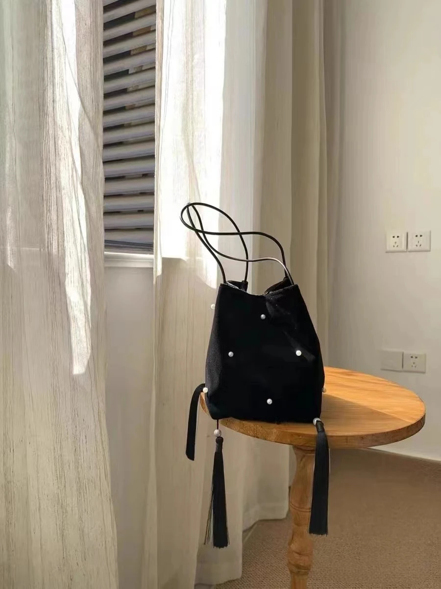 

Новинка весна-лето 2024, черная сумка-мешок с жемчужинами и кисточками, темпераментная нишевая Корейская женская сумка на плечо Y2k, модная сумка для путешествий