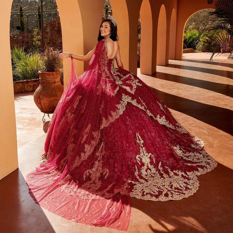 

Shinny Princess Quinceanera Dresses 2023 Burgundy Ball Gown V- Neck Sweet 16 Grils Gold Appliques Strapless Vestido De 15 Anos