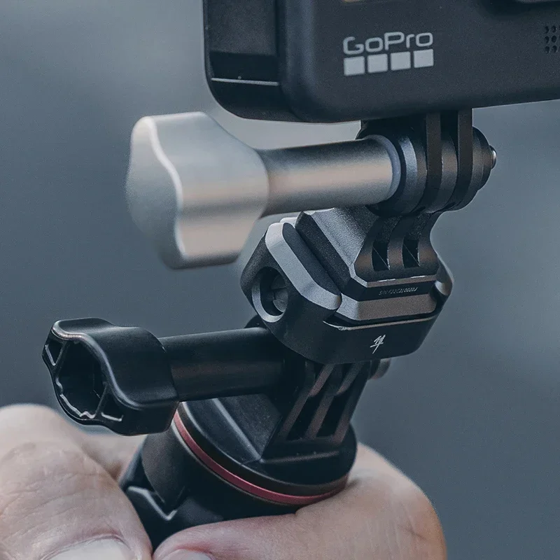 Kit plaque à dégagement rapide FALCAM installé sur un trépied, avec une DJI OSMO Action prête à filmer, vue de profil.