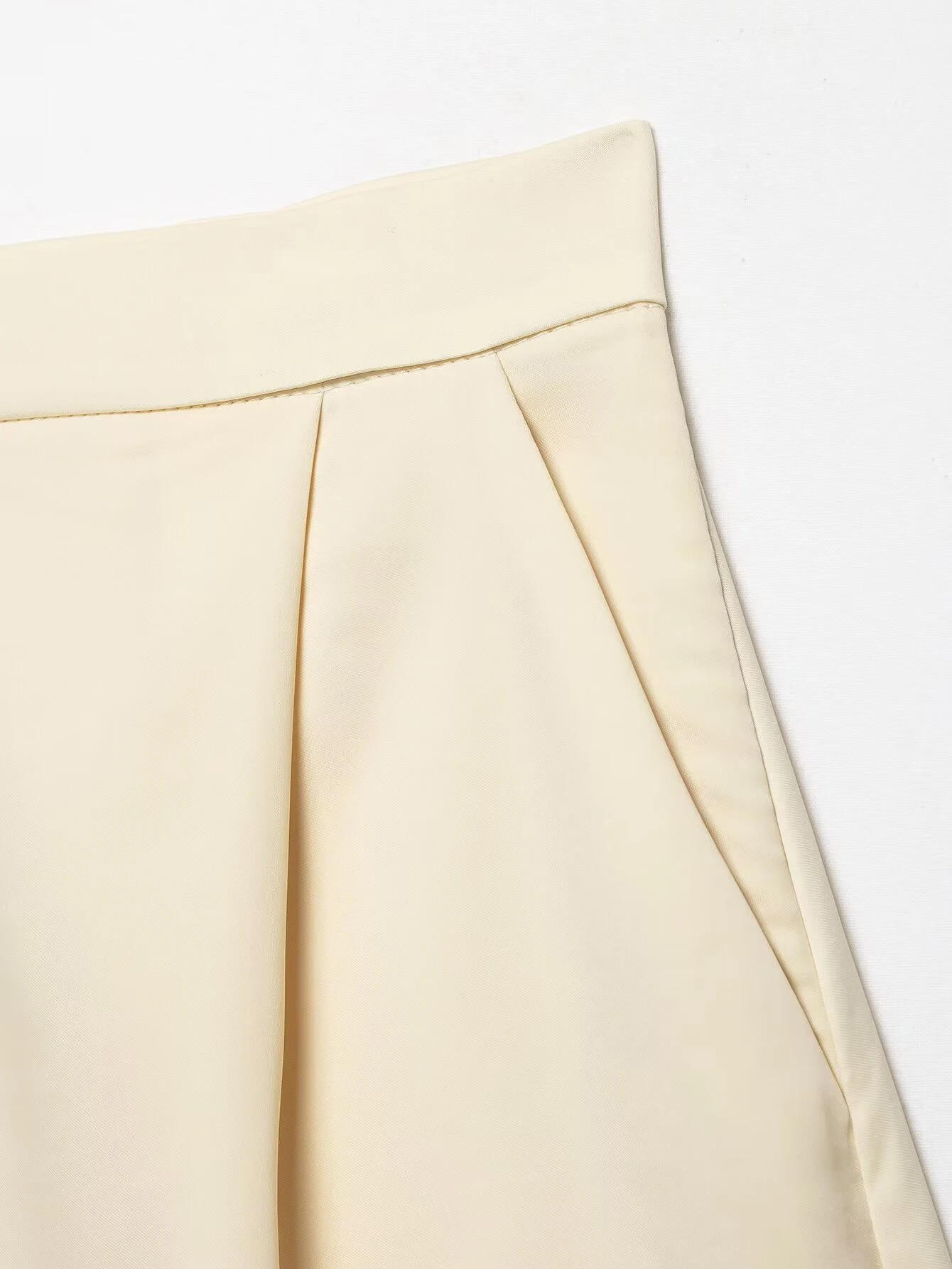 Europäischer und amerikanischer Stil, neue Damen-Shorts im lässigen Stil mit Falten vorne, mittelhoher Taille, Spitzenverzierung und Satin-Textur. – Detail 9
