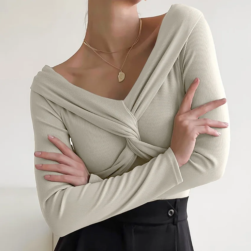 

The new autumn/winter off-the-shoulder knit with a straight neckline